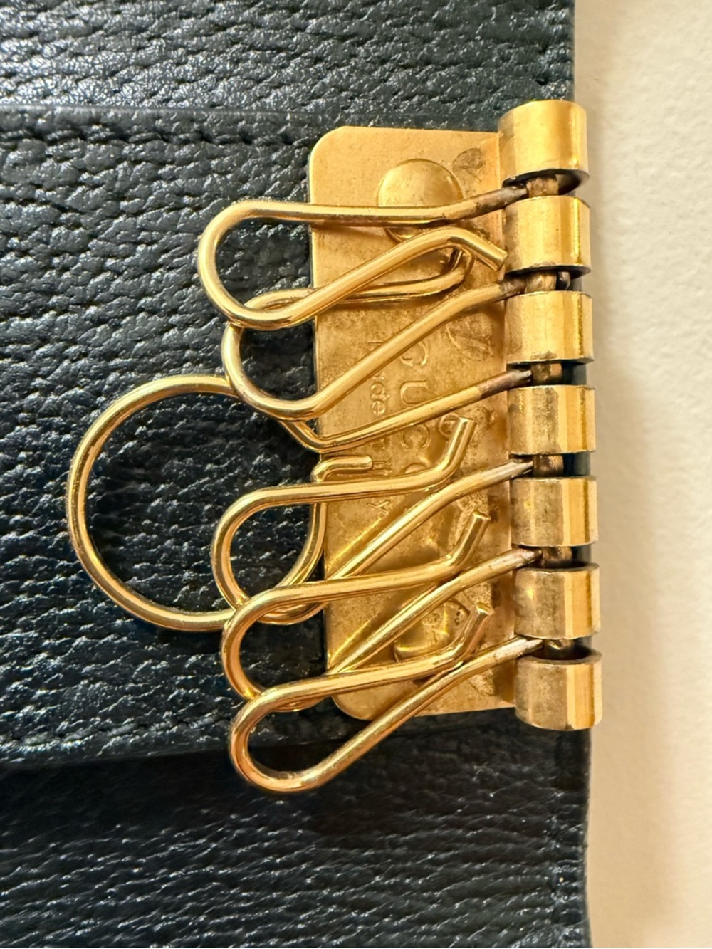 *Rare* Authentic Gucci Bee - Leather 6- Ring Key Holder - Picture 12 of 14